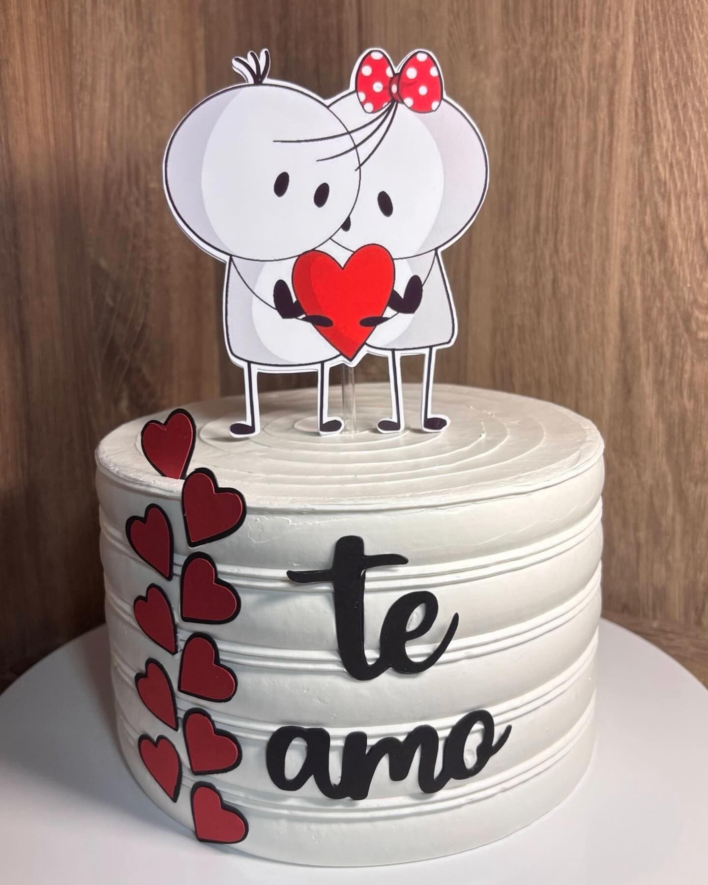 Detalhes delicados de um bolo produzido pela Class Cake