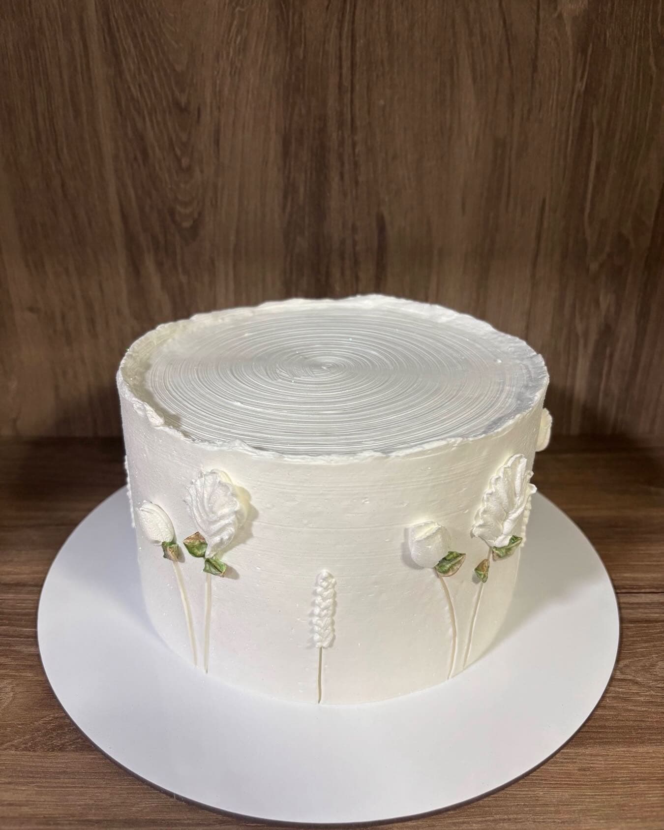 Bolo branco minimalista decorado com flores delicadas