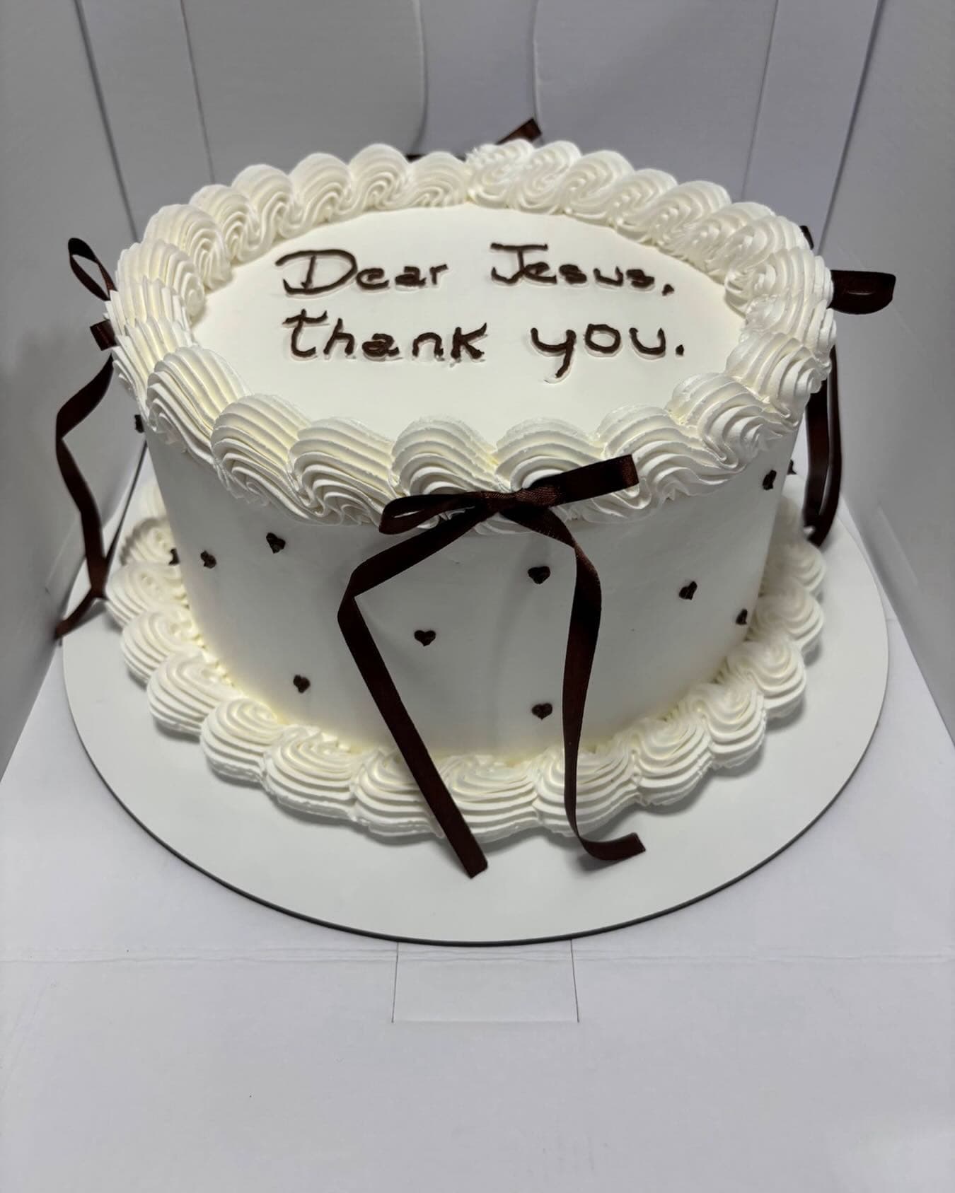 Bolo personalizado da Class Cake com laços e pequenos corações
