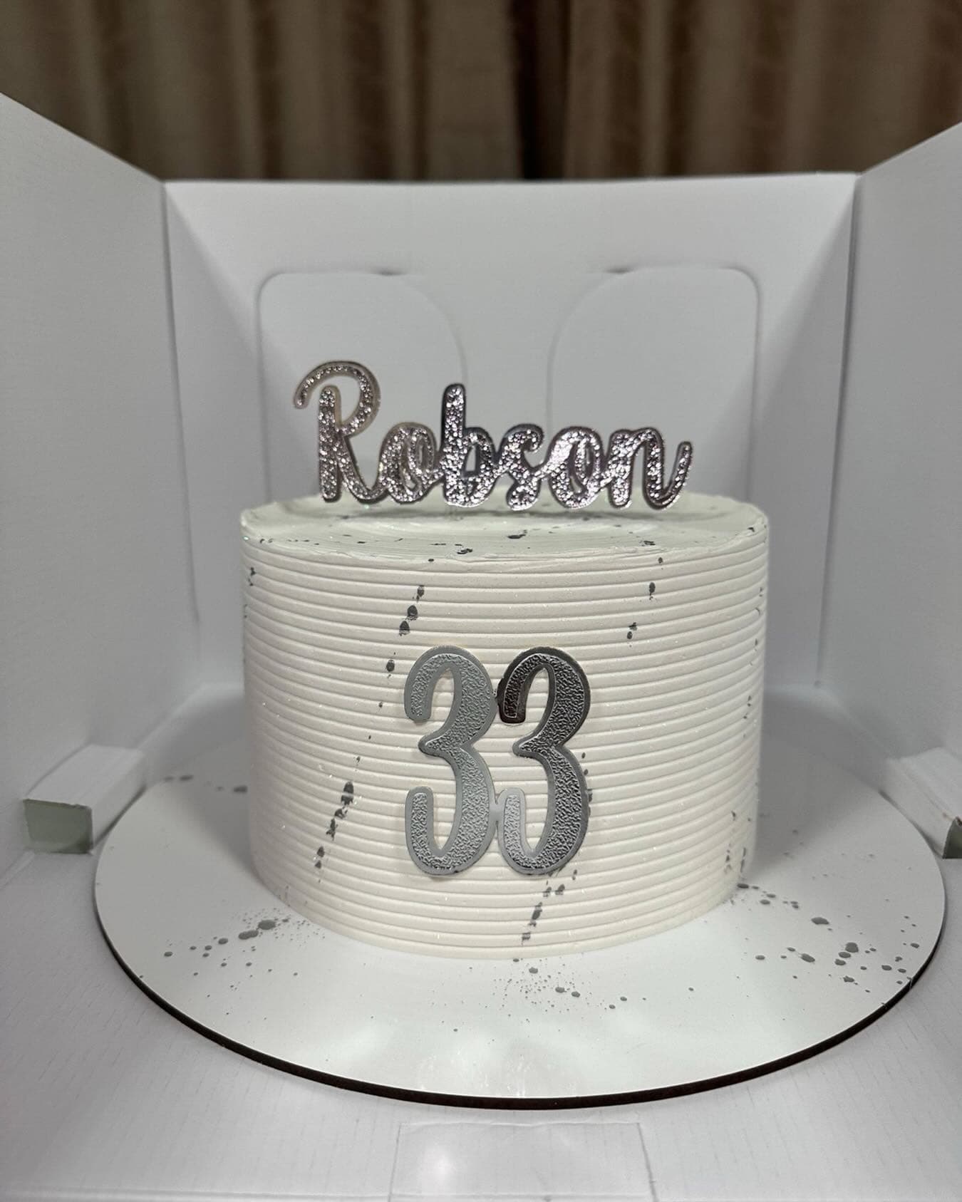 Bolo branco personalizado com decoração prateada