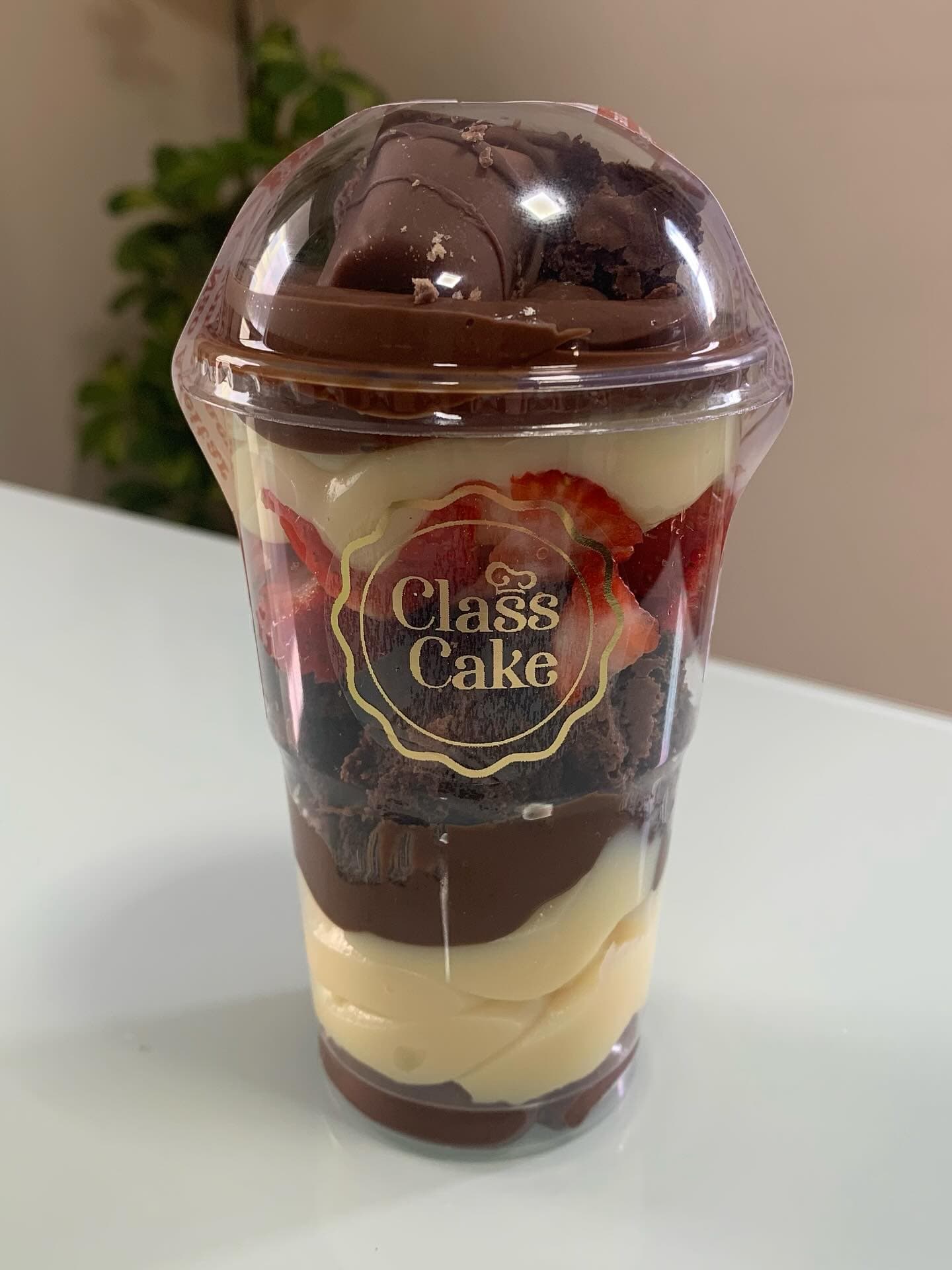 Copo da Felicidade de chocolate com camadas de creme, morango e brownie