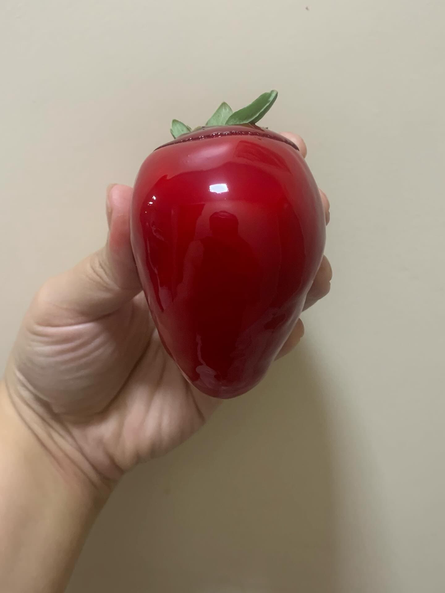 Morangão do Amor com cobertura vermelha brilhante