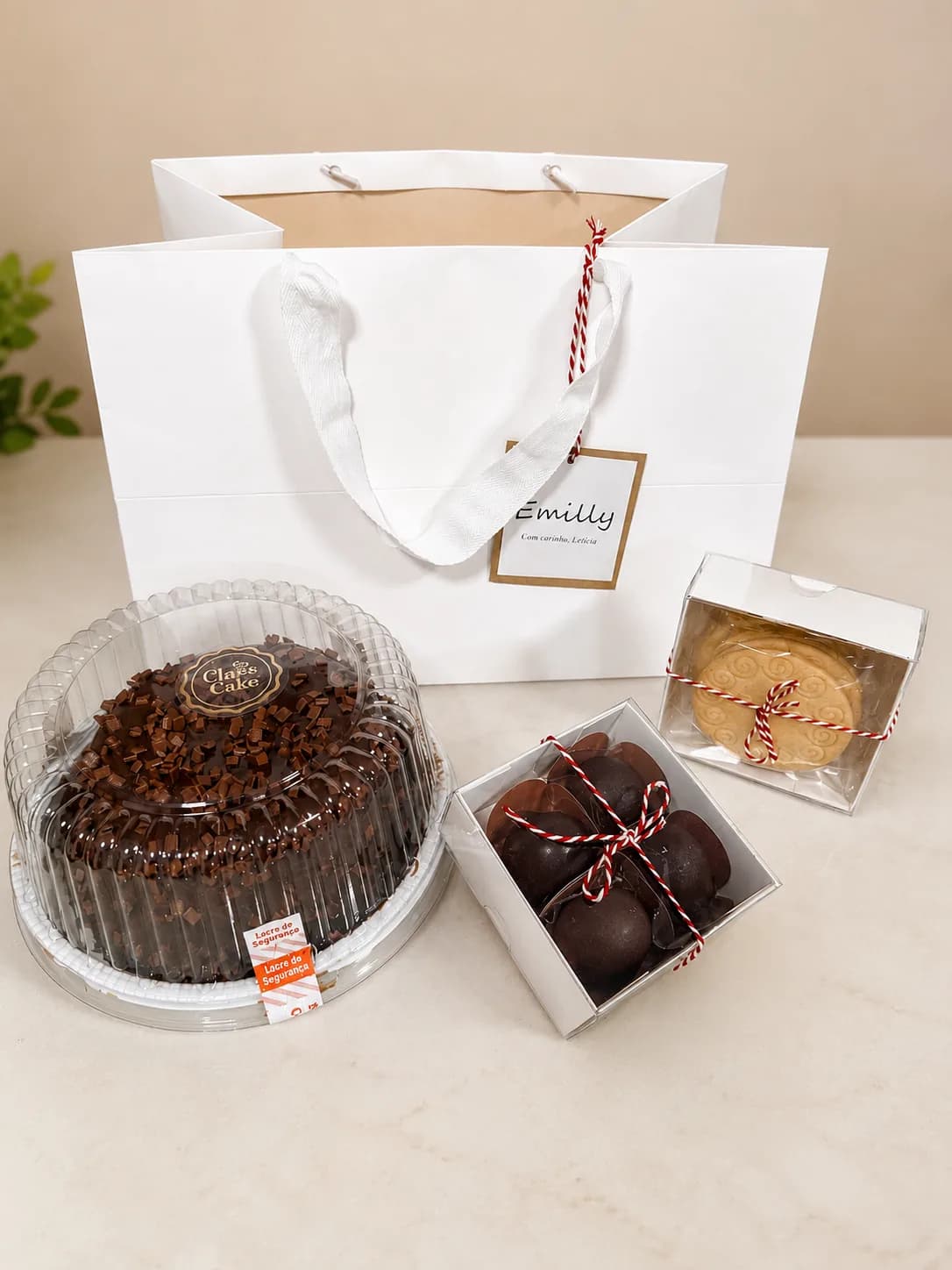 Presente com bolo, doces, biscoitos e embalagem delicada